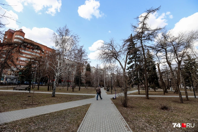 Ради чистоты эксперимента мы наведались в сквер, где планировался субботник, еще вчера. Зафиксировать состояние | Источник: Наталья Лапцевич