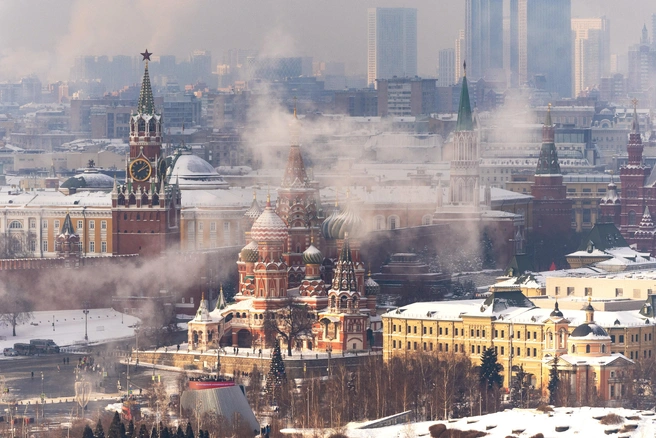 Кремль сквозь дымку пара из ГЭС-1, что напротив парка «Зарядье» | Источник: Артем Устюжанин / MSK1.RU