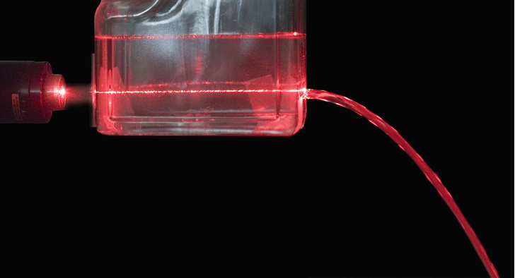 Наука, похожая на магию: как согнуть лазерный луч дугой в домашних условиях