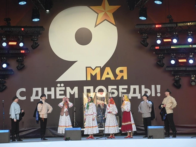 От звезд эстрады отказались, концерт открыл Уральский государственный академический русский народный хор | Источник: Дмитрий Емельянов / E1.RU