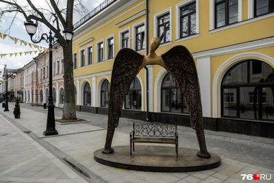 В центре Ярославля появился ангел-хранитель с лавочкой