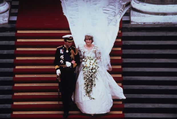 Фото №10 - Секретное свадебное платье принцессы Дианы