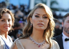 Виктория Боня передумала резать сумки Chanel и решила продать их на аукционе