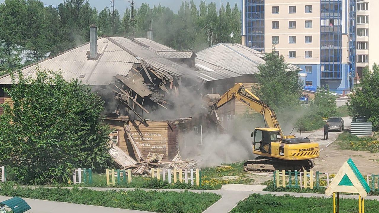 В Академгородке сломали ветхий дом на Океанской — очевидцы сняли снос на  видео