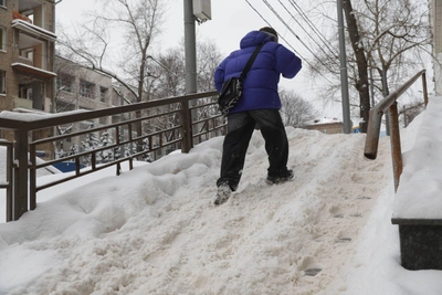 Москвичи жалуются на сугробы и падающие глыбы льда