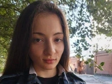 «Где же ты, девочка? Ждем тебя»: мама Анны Цомартовой побывала на месте, где в последний раз камеры засекли ее дочь