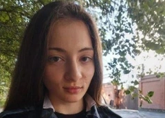 «Где же ты, девочка? Ждем тебя»: мама Анны Цомартовой побывала на месте, где в последний раз камеры засекли ее дочь