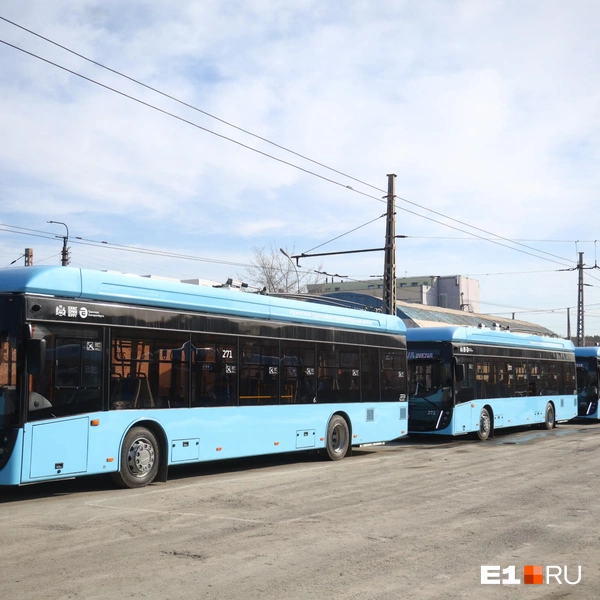 Троллейбусы оснащены умными табло с крупными числами, которые автоматически подстраиваются под внешнее освещение: днем номер маршрута «горит» более ярко, а ночью&nbsp;— приглушается и не слепит ожидающих на остановке пассажиров | Источник: Владислав Лоншаков / E1.RU