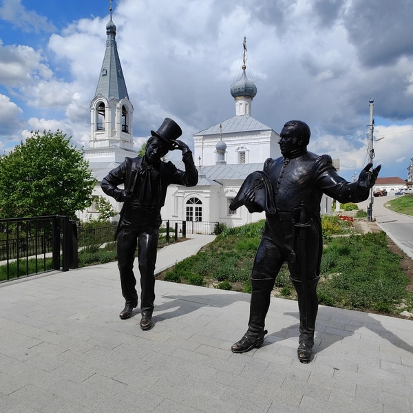 Фигуры Хлестакова и Городничеко установлены рядом с торговыми рядами в память о том, что здесь снимали фильм «Инкогнито из Санкт-Петербурга» | Источник: vokrugsveta.ru