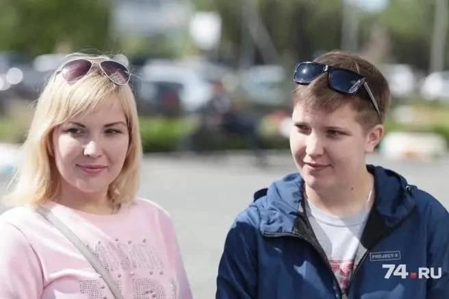 В 1990 году Аня (слева) и ее сестра Таня родились с одной печенью на двоих | Источник: Илья Бархатов
