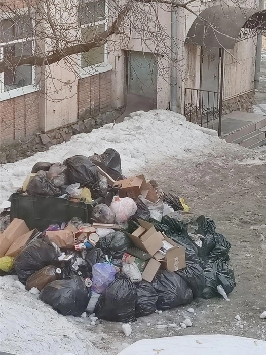 Свалка находится в нескольких шагах от мэрии | Источник: Любовь Жилина 