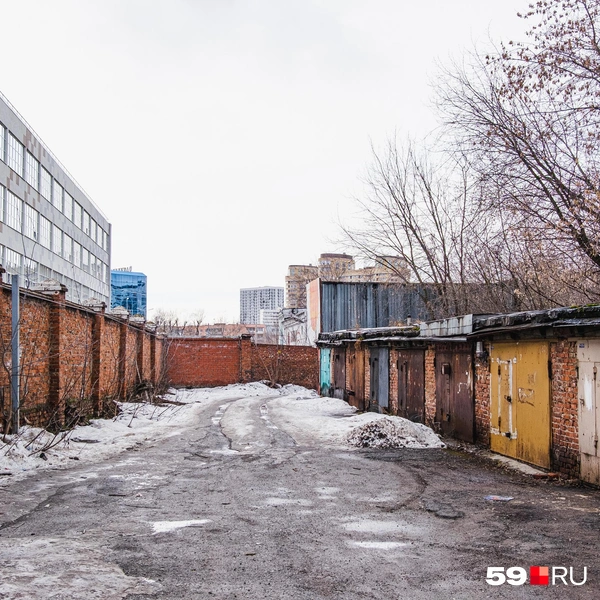 Гаражи стоят рядом с технопарком — когда-то их построили для сотрудников располагавшегося здесь завода | Источник: Тимофей Калмаков / 59.RU
