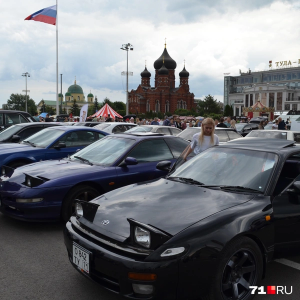 Было очень много японских автомобилей&nbsp;— они считаются самыми идеальными для дрифта | Источник: Максим Улитов / 71.RU