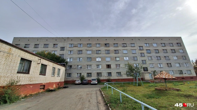В общежитии № 6 отдельные комнаты, там, конечно, меньше тех, кто сделал ремонты. Это можно увидеть по большому количеству старых окон | Источник: Александр Лисихин / 45.RU