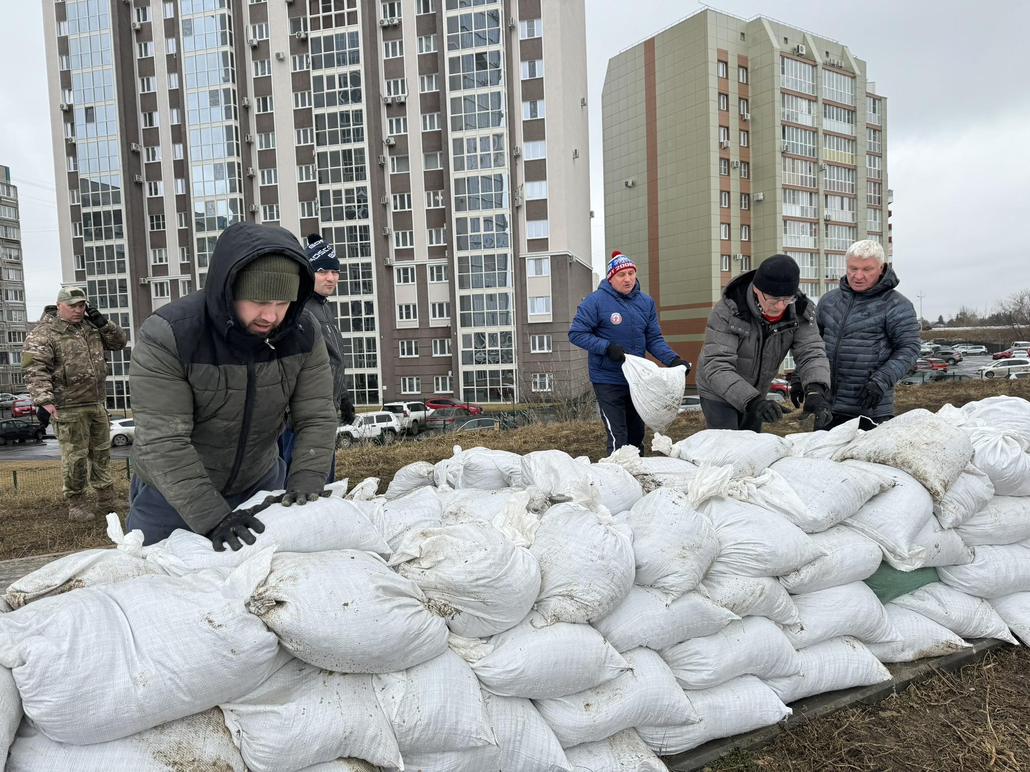 В Кургане бюджетники, студенты, чиновники и МЧС укрепляют дамбу мешками с  песком набережной - 10 апреля 2024 - 45.ру