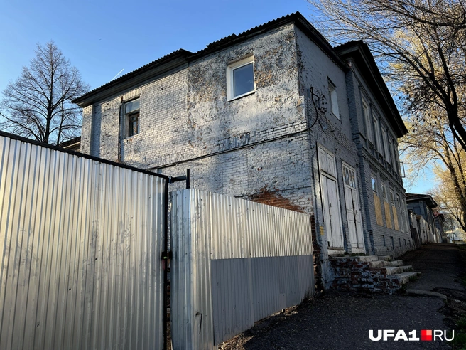 В оригинале дом был совсем другим&nbsp;— без надстройки выше дверей | Источник: Андрей Бирюков / UFA1.RU