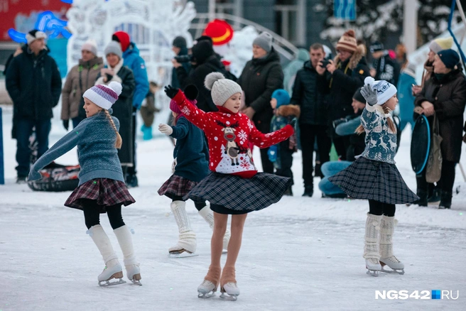 Хотя бы раз за зиму побывать на катке просто необходимо | Источник: Максим Серков / NGS42.RU