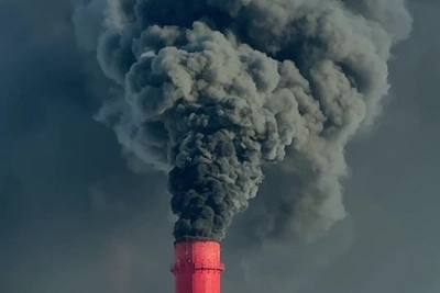 Черный дым из трубы на улице Оптиков в Петербурге