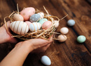9 способов покрасить яйца на Пасху (и какой цвет нельзя использовать)