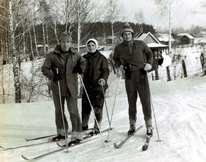 А это уже лыжники постарше у СНТ «Связист-1», что на Потаповых лужках (1972–1977 гг.) | Источник: pastvu.com