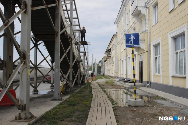 Тротуар на Станционной выглядит пока так, а совсем скоро, видимо, ляжет под окна местным | Источник: Стас Соколов / NGS.RU