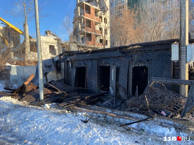 Так дом выглядел через несколько часов после пожара | Источник: Руфина Калимуллина / T.me
