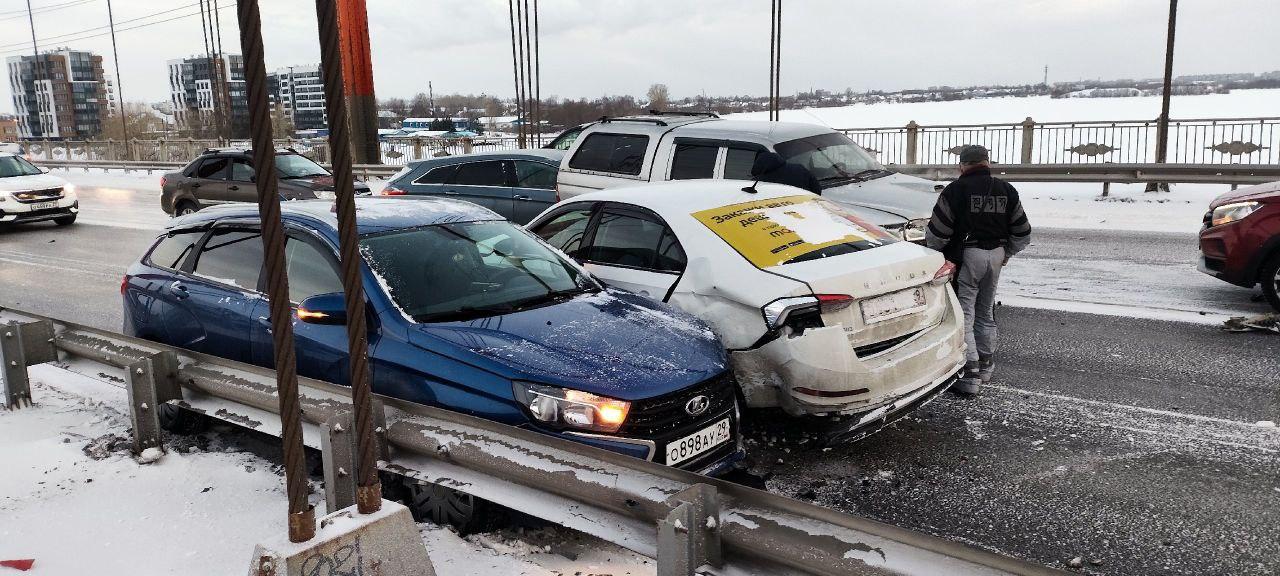 В Архангельске собралась пробка на мосту из-за ДТП: кадры с места происшествия