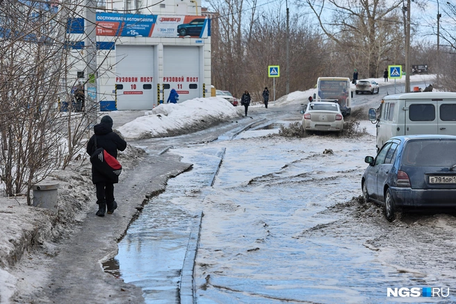 Сложно приходится не только автомобилистам, но и пешеходам. Чуть что — сразу в лужу | Источник: Александр Ощепков / NGS.RU