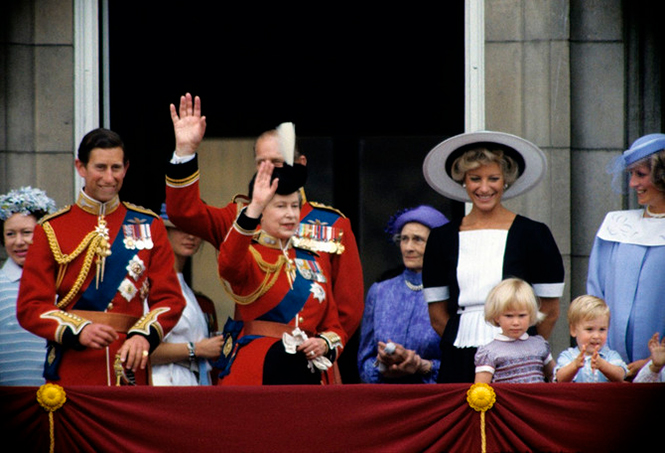 От Дианы до Кейт Миддлтон: самые яркие «балконные» кадры Trooping The Colour