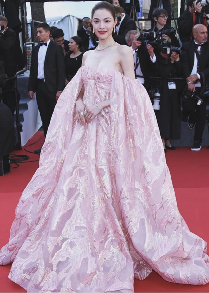 Облако из розового перламутра — образ китаянки Элейн Чжун в Каннах