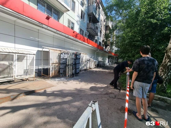 Вокруг дома выставлено оцепление | Источник: Роман Данилкин / 63.RU