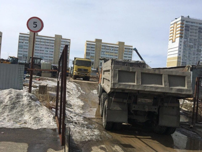 Застройщик ответил, что на площадке есть мойка колёс | Источник: читатель 74.ru