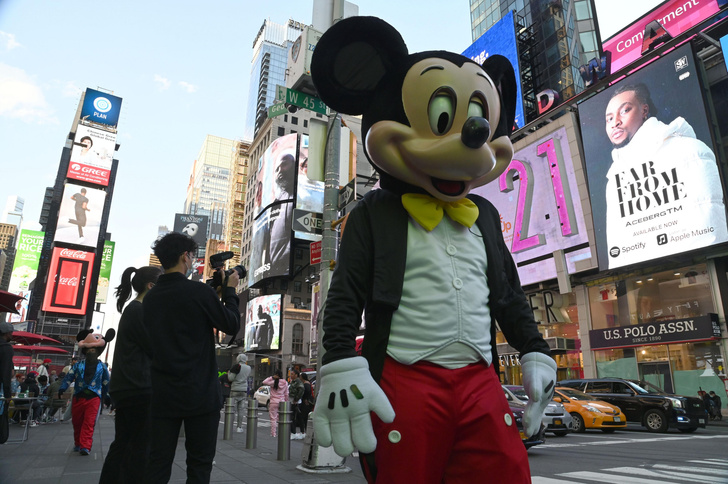 Еле ноги унес: агрессивный Микки Маус атаковал британца на главной туристической площади Нью-Йорка