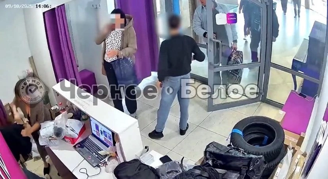 Посетительница набросилась на менеджера во время выдачи заказа | Источник: magnitkacity / Vk.com