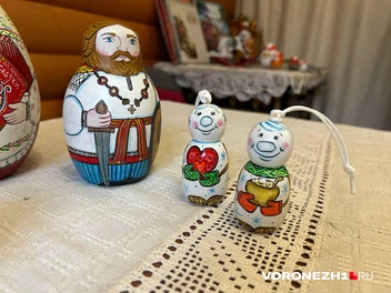 Евгения расписывает еще и игрушки на елку | Источник: Мария Мишукова / Voronezh1.ru