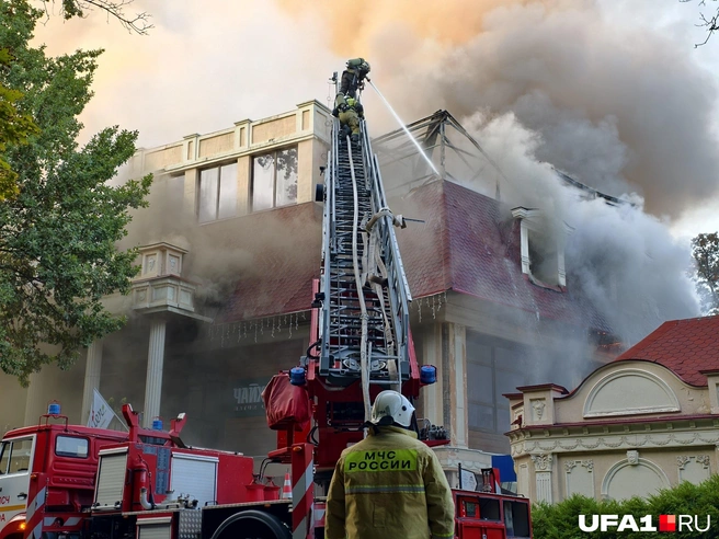 На месте — пожарные, МЧС… и зеваки | Источник: Булат Салихов / UFA1.RU
