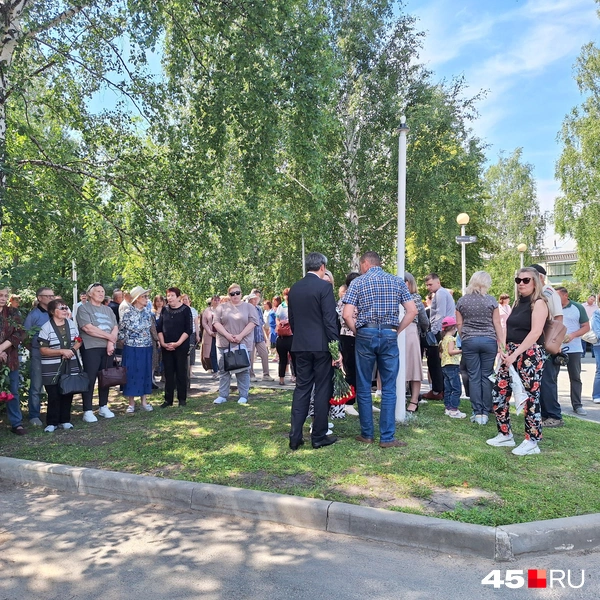 Жители села Кетово и Кетовского округа собрались почтить память Александра Носкова | Источник: Александр Лисихин /45.ru