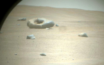 Марсоход сфотографировал «пончик»: откуда он мог взяться, предположили ученые