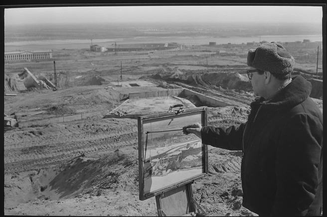 Художник студии имени Грекова Георгий Марченко на Мамаевом кургане, 1961 год | Источник: Степан Курунин