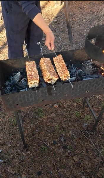Жарим на мангале | Источник: fedor_nogovitsyn / Instagram (экстремистская организация, деятельность запрещена на территории РФ)