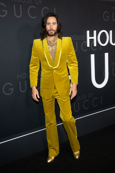 Роскошь в чистом виде: Джаред Лето в бархатном костюме и искусственной шубе на премьере «Дома Gucci»