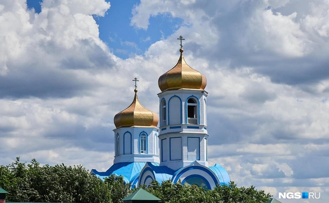 Два из трех колыванских храмов пережили революцию и борьбу с «опуимом для народа». Вокруг одного из них вырос Покровский Александро-Невский женский монастырь | Источник: Валерия Киселева / NGS.RU