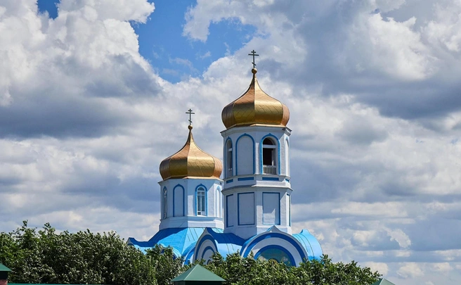 Два из трех колыванских храмов пережили революцию и борьбу с «опуимом для народа». Вокруг одного из них вырос Покровский Александро-Невский женский монастырь | Источник: Валерия Киселева / NGS.RU