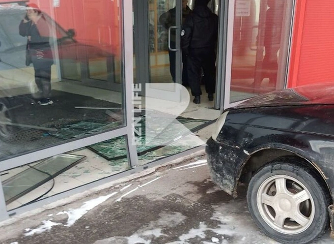 В Рязани автомобиль въехал в торговый центр | ya62.ru
