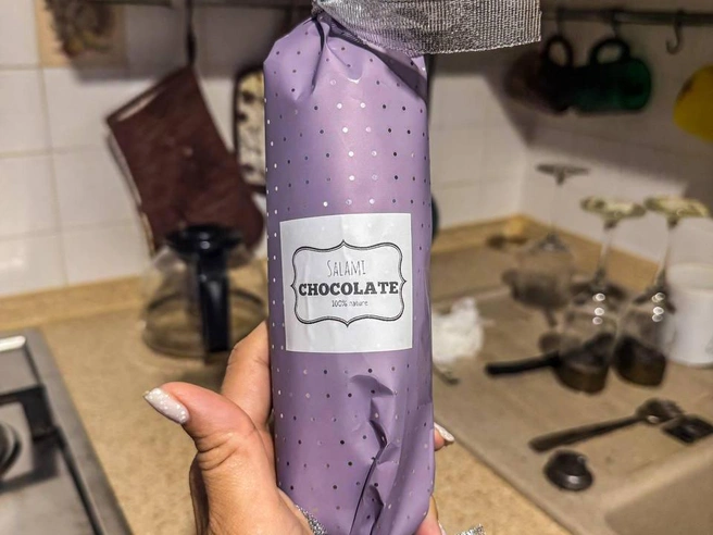 Шоколадная колбаса стала одним из редких подарков, который порадовал получательницу. | Источник: читатель E1.RU 