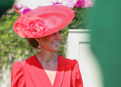 Цветок мака: поразительный новый образ Кейт Миддлтон на королевских скачках