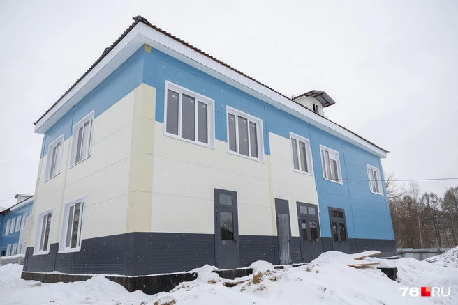 В здании несколько входов и выходов. Возможно, этот сделают главным