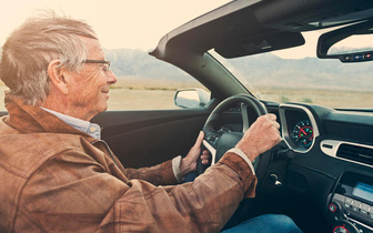 3 типа лекарств, которые увеличивают риск ДТП для водителей старше 65 лет