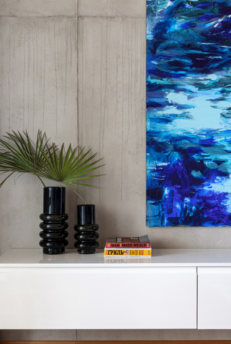 Бетон, дерево и искусство в квартире на море