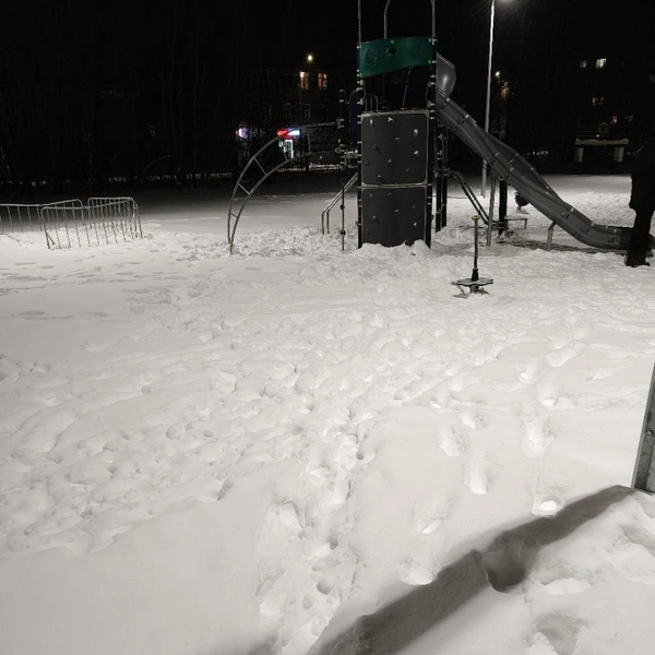 В парке есть горка у детской площадки